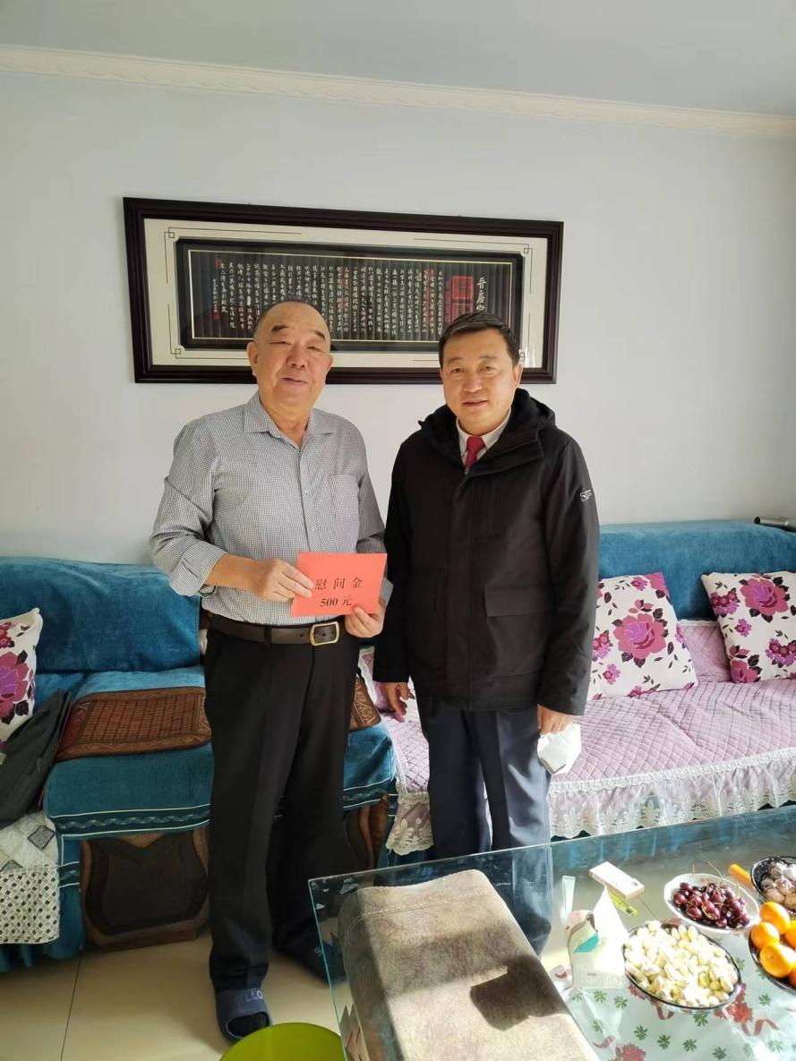 市商务局春节前夕慰问退休党员